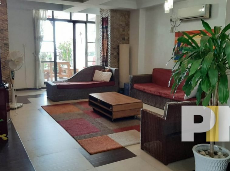 living room with sofa - Penthouse for rent in Tamwe