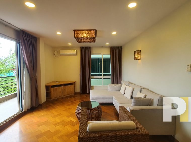 living room with sofa - Serviced Apartments in Yanogn