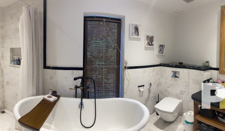 master bathroom with bathtub - Rent in Yangon