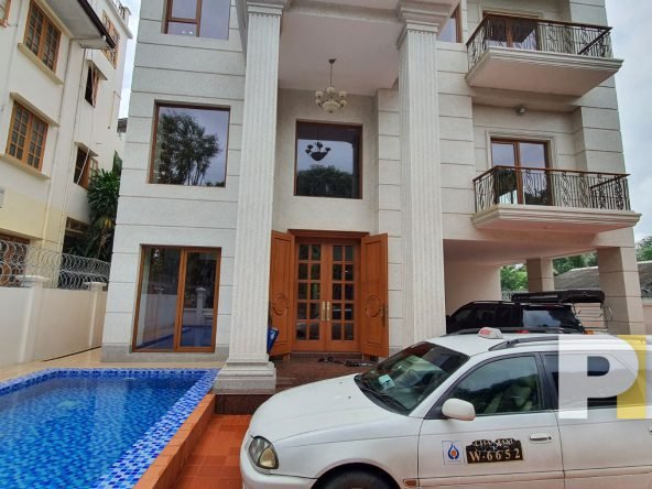 outdoor swimming pool - House for rent in Golden Valley