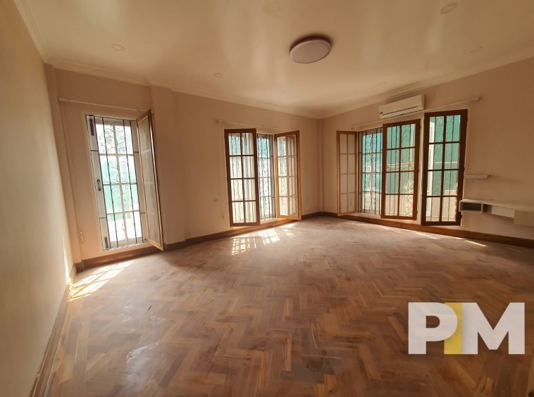 room with ceiling lgiht - Myanmar House for rent