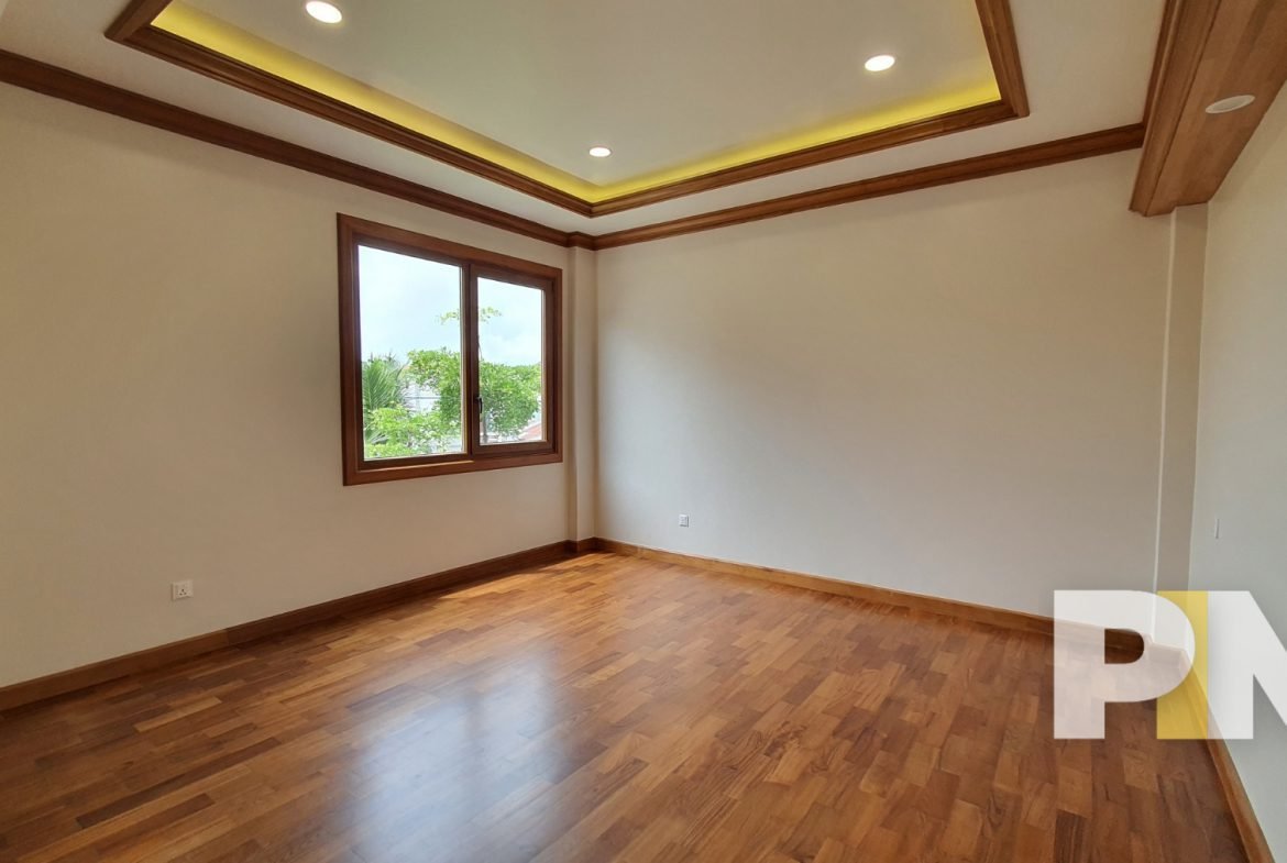room with ceiling light - House for rent in Golden Valley