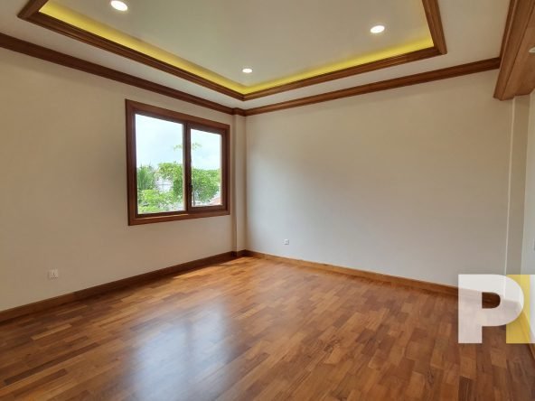 room with ceiling light - House for rent in Golden Valley