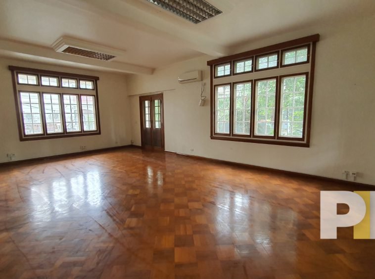 room with ceiling light - Myanmar House for rent