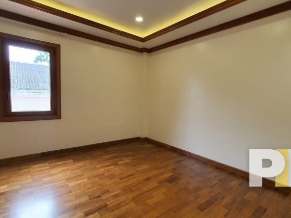 room with ceiling light - Myanmar House for rent
