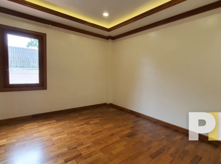 room with ceiling light - Myanmar House for rent