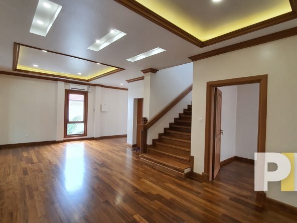 room with ceiling light - Real Estate in Bahan