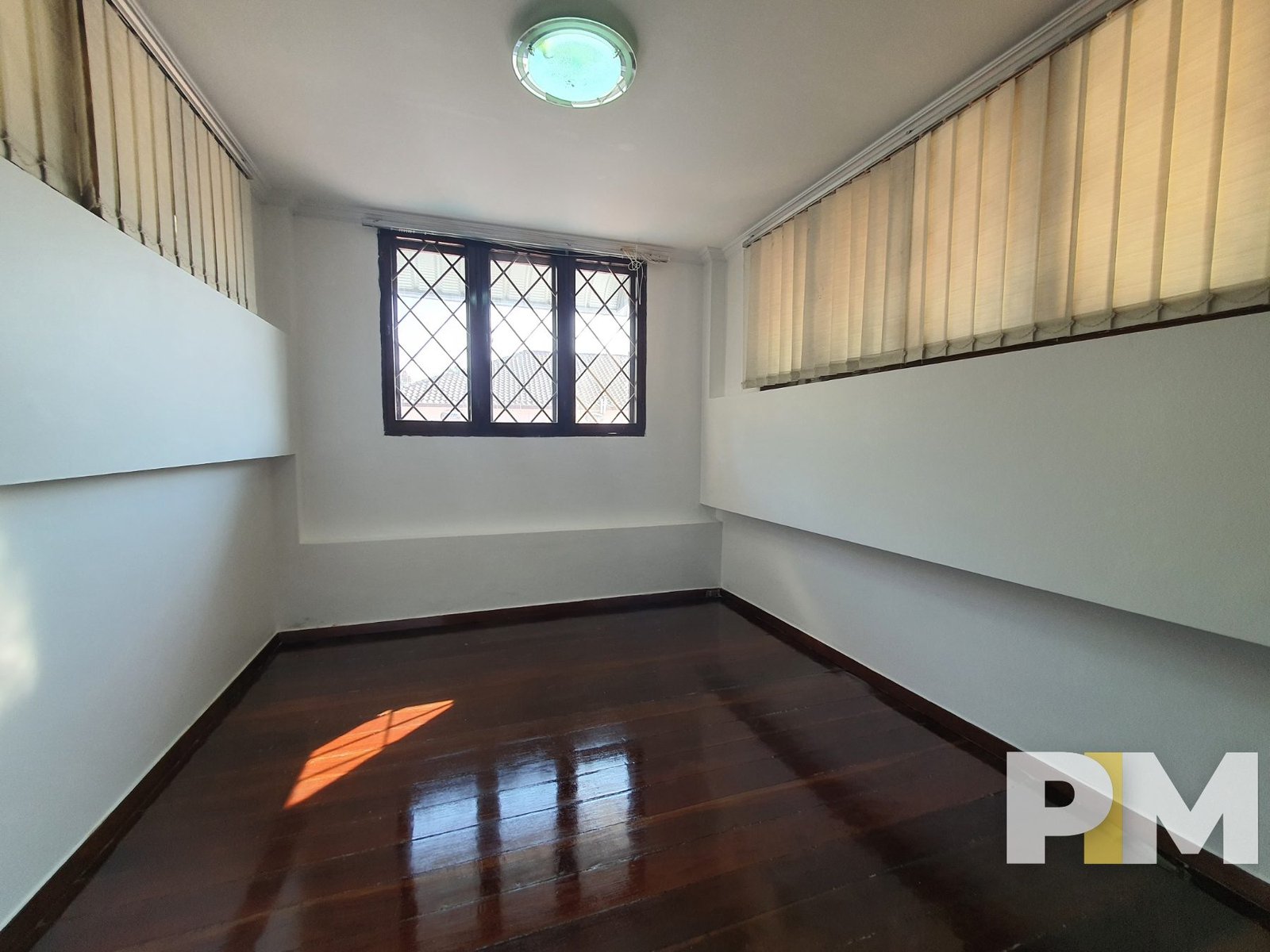 room with ceiling light - Rent in Yangon