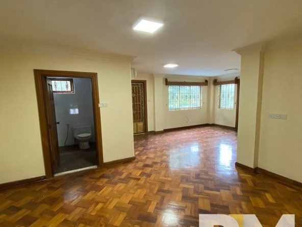 room with ceiling light - house for rent in Kamayut
