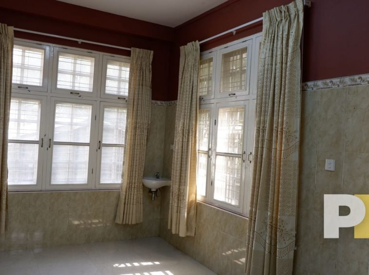 room with curtains - House for rent in Golden Valley