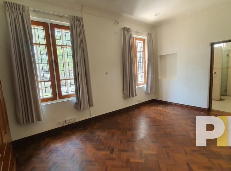 room with curtains - House for rent in Mayangone