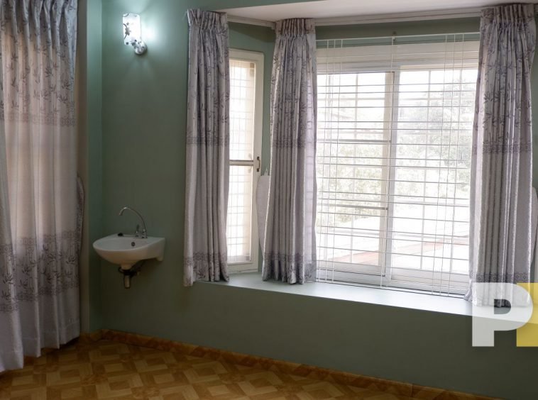 room with curtains - Rent in Myanmar