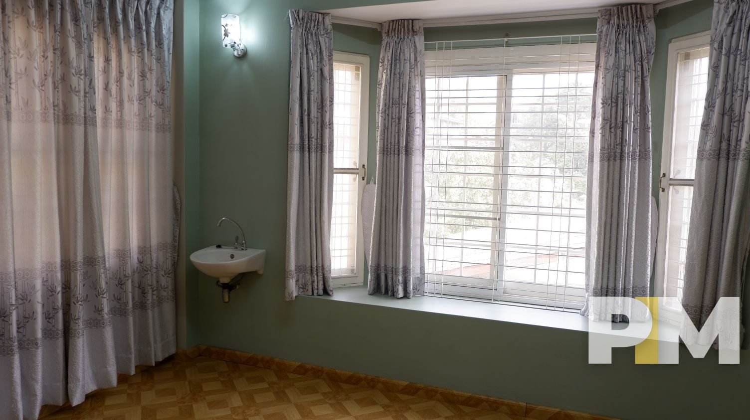 room with curtains - Rent in Myanmar