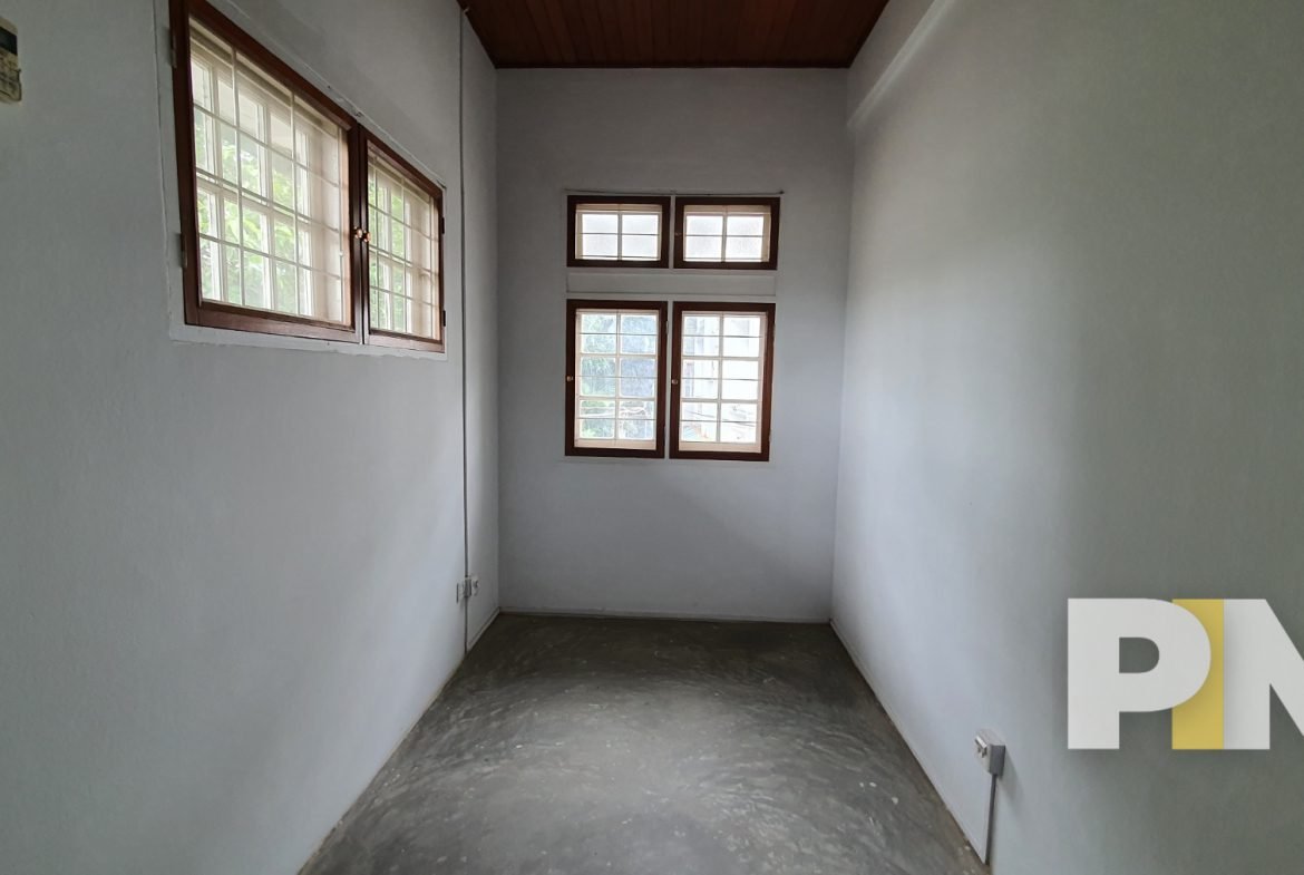 room with windows - Myanmar House for rent