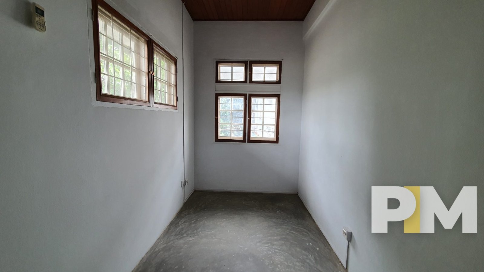 room with windows - Myanmar House for rent