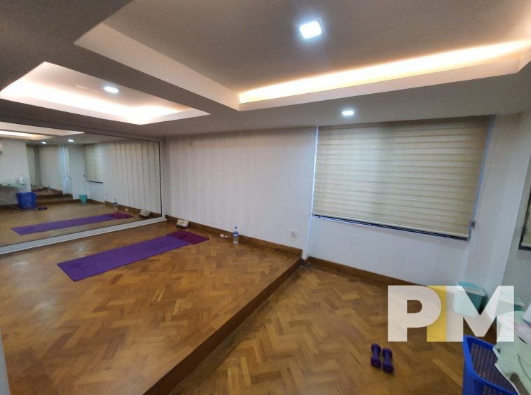 studio with yoga mat - Condo for rent in Golden Valley