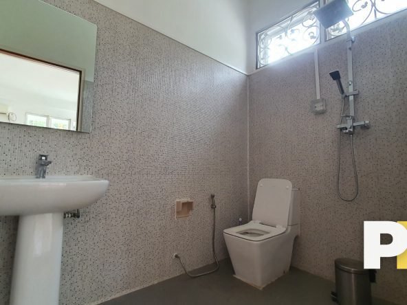 Bathroom with sink-Property in Yanogn