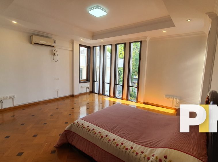 Room with windows - Property in Yangon