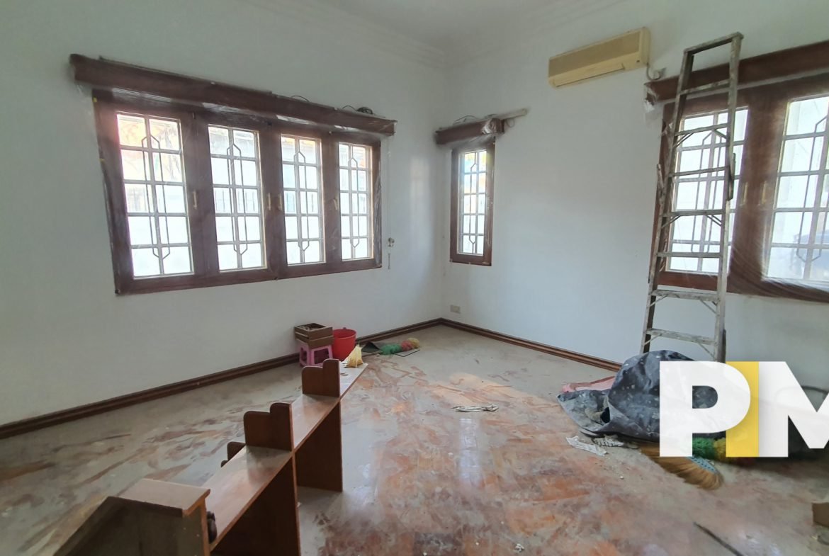Room with windows - Real Estate in Yangon