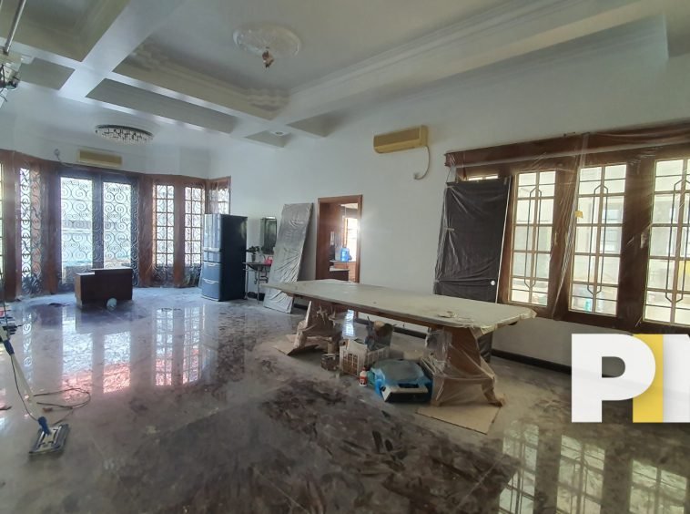 Room wtih windows - Real Estate in Yangon