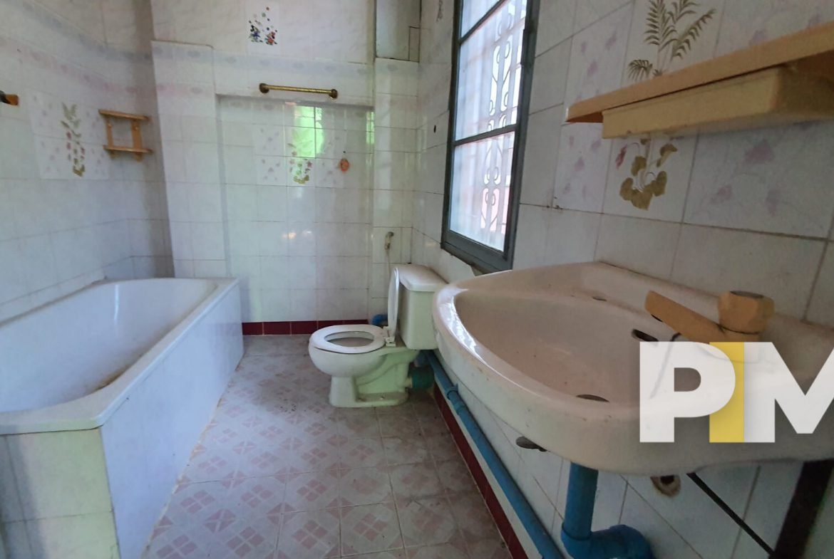 Bathroom with bathtub - Myanmar Real Estate
