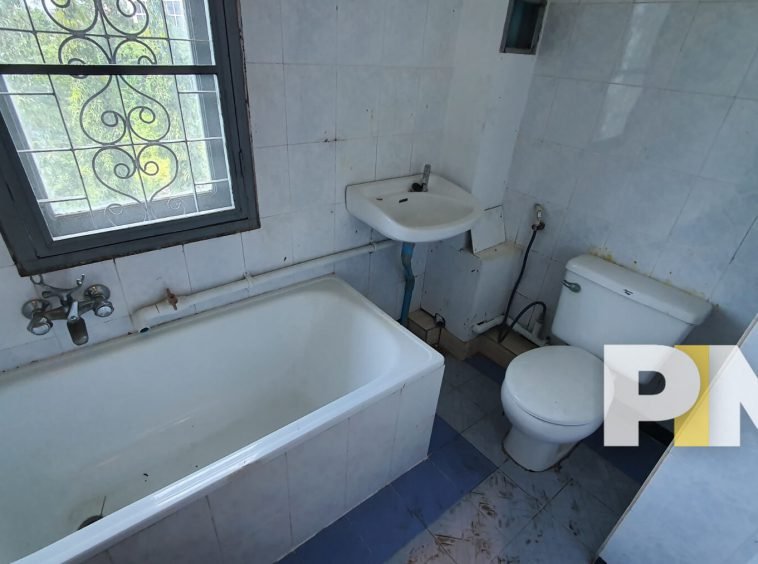 Bathroom with bathtub - Myanmar Real Estate (2)