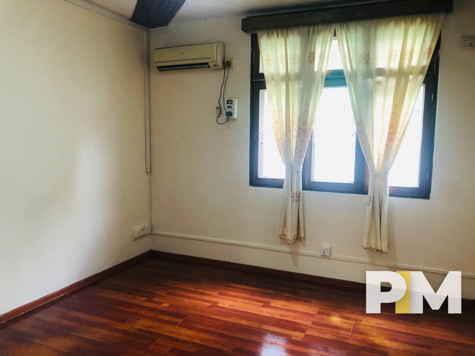 Room with air-conditioner - Real Estate in Yangon