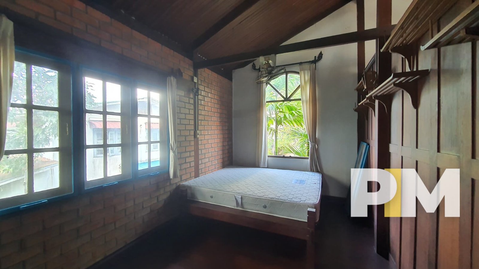 Room with windows - Property in Yangon
