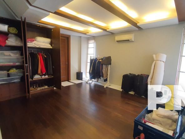 Room with wordorbe - Real Estate in Yangon