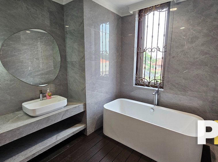 Property in bahan for sale (bathtub)