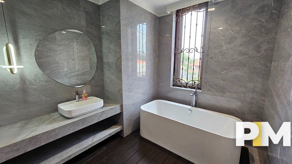 Property in bahan for sale (bathtub)